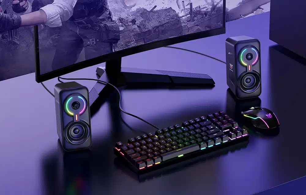 ONIKUMA L6 gaming hangszóró billentyűzet és monitor mellett asztali setupban