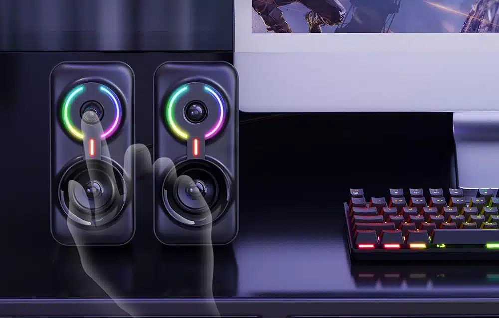 ONIKUMA L6 RGB játékhangszóró félig látható billentyűzet mellett